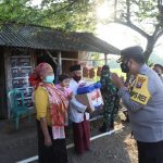 Kapolres Mojokerto Beserta Jajaran Bagikan Bansos ke PKL Pacet Terdampak Covid
