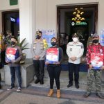 Kabaharkam Polri Bagikan Bansos dan Ajak Masyarakat Bersama Dalam Penanggulangan Pandemi