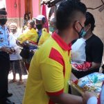 Bersama Warga Binaan, Kalapas Probolinggo Bagikan Paket Sembako untuk Warga Keles