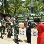 Tinjau Vaksinasi di Pulau Terpencil, Danrem 023/KS Bantu Sembako dan Perlengkapan Sekolah