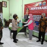 Sambangi Kampung Tangguh Semeru, Kapolres Tanjung Perak Bagikan Bantuan Alat Kelengkapan Penanganan Covid-19