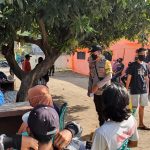 Babinsa dan Bhabinkamtibmas Desa Maluk Dampingi Warganya Untuk Mendapatkan Vaksinasi Tahap 2