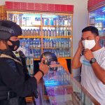 Saat Patroli, Brimobda Aceh Bagikan Masker Kepada Warga