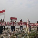 Kepedulian Terhadap Sungai Cisadane, Aktivis Lingkungan Adakan Upacara Bendera di Gunung Sampah