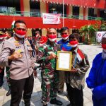 Kapolres Jakarta Barat Berikan Penghargaan Pada 18 RW Yang Capai Target Vaksinasi Merdeka