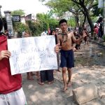 HUT RI Ke 76 Warga Taman Royal Adakan Perlombaan Nangkap Lele di Jalan Rusak