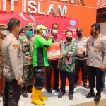 Kapolsek Kalideres Dampingi Akpol 92 Bagikan Paket Sembako Pada Petugas Pemakaman