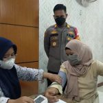 Kapolsek Kalideres Pantau Vaksinasi di Kediaman Ketua MUI DKI Jakarta