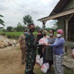 Babinsa Koramil 412/01 Tubaba Salurkan Bantuan Dari PT.Silpa Inhutani Pada Warga