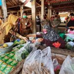 Unik, Begini Bupati Sukoharjo Sosialisasikan Prokes Kepada Pedagang Pasar Mulur Bendosari