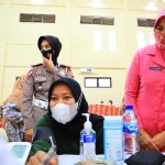 Ratusan Emak-emak Ikut Vaksinasi di Polres Lhokseumawe