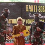 Dankodiklatad Serahkan Kunci Hasil Bedah Rumah Bakti Sosial YTP Yonif R 641/Bru