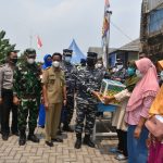 Dukung Kekebalan Komunal, TNI AL Layani Vaksinasi dan Bagikan Sembako di Cileungsi Bogor