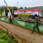 Satgas Pasang Umbul-umbul Jelang Pembukaan TMMD ke-112