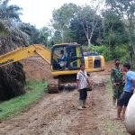 Tak Hanya Melihat, Warga Ikut Bantu Satgas Pasang Gorong-gorong