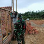 Satgas dan Warga Mulai Pasang Kusen Rumah Guru Honor di Lokasi TMMD