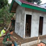Satgas TMMD bersama Warga Bahu Membahu Tuntaskan Pembangunan MCK Umum