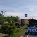 Diduga Hilang Kendali, Mobil Dump Truck Bawa Air Galon Tabrak Pembatas Jalan