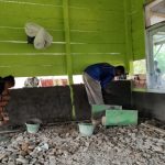 Satgas dan Warga Plaster Diding Masjid Al Muhajirin