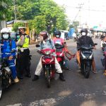 Operasi Patuh Semeru 2021, Satlantas Polsek Asemrowo Bagikan Masker