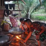 Satgas TMMD ke-112 Bantu Ibu Asuh Masak Gulai