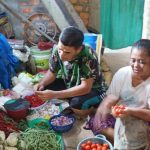 Siapkan Bumbu untuk Dimasak, Satgas Bantu Ibu Asuh di Dapur