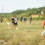 Sore Hari Satgas Luangkan Waktu Main Sepak Bola Bersama Warga