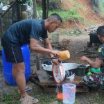 Usai Sarapan Pagi, Satgas TMMD Bantu Cuci Piring di Rumah Keluarga Asuh