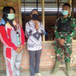 Dua Guru Tak Kuasa Menahan Air Mata Melihat Bagunan Sekolah Dipercantik Satgas