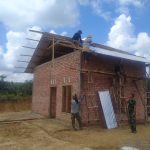 Di Bawah Terik Matahari, Satgas TMMD Pasang Atap Rumah Warga