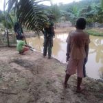 Gunakan Waktu Luang, Satgas bersama Anak-anak Mancing Ikan