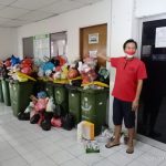 Kecewa Pada Pengelola, Warga Rusunami City Garden Tumpuk Sampah di Depan Kantor Pengelola