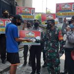Bagikan Masker, Tiga Pilar Kecamatan Tambora Gencar Sosialisasikan Prokes saat PPKM