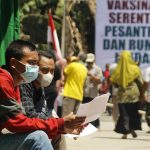 Santri Ponpes & Warga Pucanganom, Rela Antri Demi Dapatkan Cairan Vaksin Sinovac