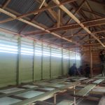 Biar Lebih Nyaman, Satgas TMMD Pasang Plapon Gedung SD Pembantu