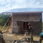 Dengan Cekatan Satgas Mengerjakan Plaster Rumah Guru Honor