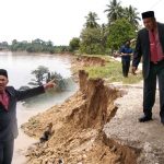 Wabub Hilal Tinjau Rumah Warga di Desa Baru Yang Terancam Ambruk ke Sungai