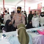Tinjau Vaksinasi Presisi di Ponpes Mambaul Ma’arif, Denanyar, Jombang, Kapolda : Jangan Lengah