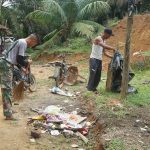 Kegiatan Rutin Prada M Sidik, Bersihkan Halaman Rumah Orangtua Asuh