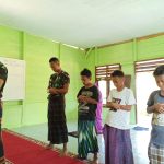 Personel Satgas TMMD, Ajak Adik Asuh Sholat Jamaah di Masjid Al Muhajirin
