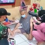 Kebut Target, Koramil 04/Pulogadung Bersama Nakes Vaksinasi Warga dengan Sistem Door to Door
