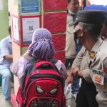 Sejumlah Wisatawan Mengikuti Protokol Kesehatan Ketat Saat Hendak Menyeberang di Dermaga Marina Ancol