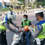 Antisipasi Gelombang C19, Personil Gabungan Polres Gresik Bagikan Masker Dalam Ops Zebra Semeru 2021