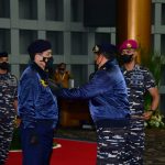 Kasal Sematkan Brevet Kehormatan Hidro-Oseanografi TNI AL Kepada Menkomarves RI