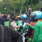 Pandemi Belum Usai, Bersama Masyarakat Petugas Bagikan Masker di Tengah Ribuan Demo Buruh