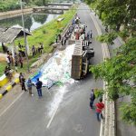 Truck Pengangkut Garam Terbalik di Daan Mogot, Jalan Arah Tangerang Macet