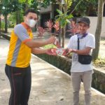 Sosialisasi Prokes dan Vaksin, Tim Warung Jumat Polda Banten Bagikan Masker dan Nasi Kotak