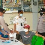 Petugas Gabungan Kepulauan Seribu Bagikan Masker dan Imbau Warganya Jaga Prokes