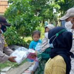 Cegah COVID-19, Polsek Kepulauan Seribu Utara Giatkan Himbauan Prokes dan Bagikan Masker ke Warganya