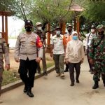 Petugas Gabungan Polsek Kepulauan Seribu Selatan, Sanksi 8 Orang Pelanggar Prokes di 3 Pulau